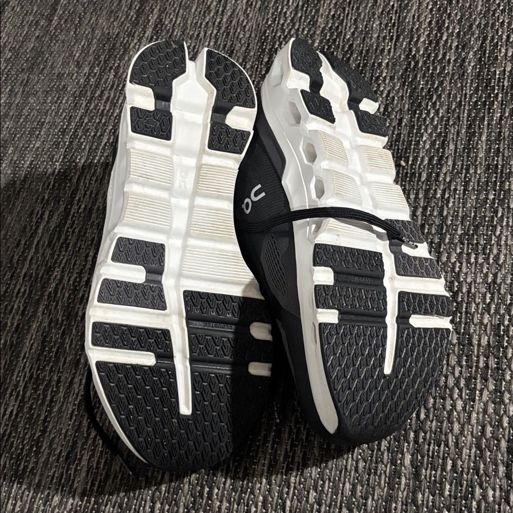 On cloud Cloudrunner 2 Wide 9.5 - image 6